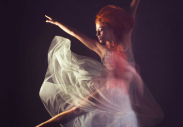 frau in ausdrucksvoller tanzpose klein