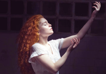 frau in theatralischer pose klein