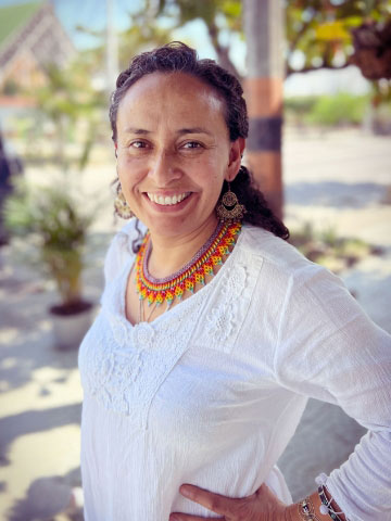 ximena tympe draussen vor unscharfem hintergrund in kolumbien