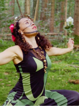 ximena tympe in kuenstlerischer pose im wald